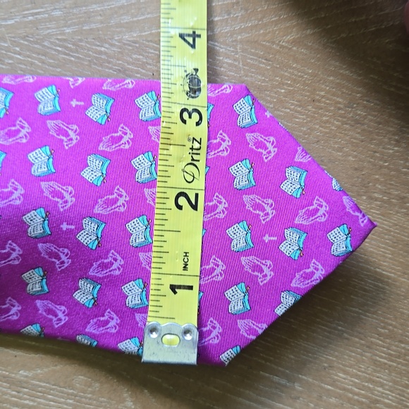 Prayer Hands and Bibles necktie - Picture 4 of 4